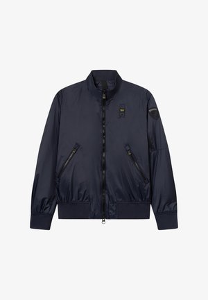 Mørkeblå bomberjakke med frontlynlås, to skrå lynlåslommer, ribstrikkede manchetter og kant, samt et mærke på den øverste venstre ærme.