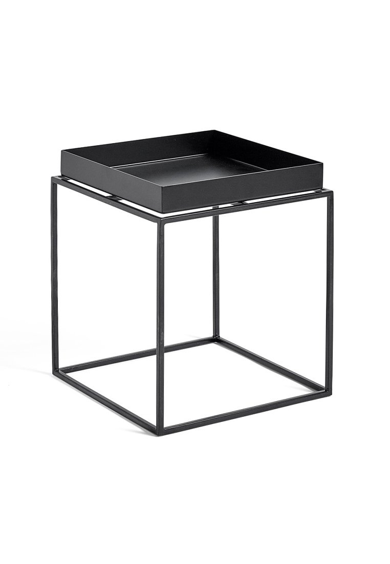 Vierkante zwarte metalen zijtafel met een verhoogde dienbladachtige bovenkant, voorzien van een minimalistisch ontwerp en een open frame structuur.