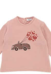 Maglietta di cotone rosa a maniche lunghe con una grafica di auto marrone, palloncini a forma di cuore e dettagli in punti argentati. Design con scollo tondo.