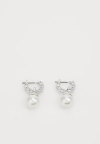 Pendientes de aro de plata con una gran perla central y acentos de cristal, que presentan una textura suave y un diseño circular.