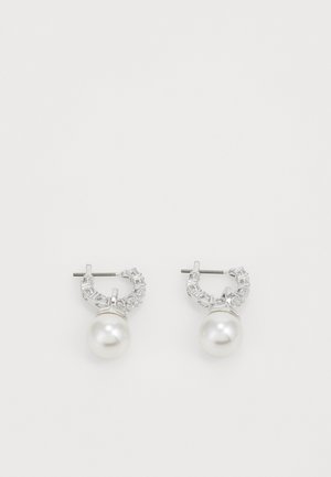 Boucles d'oreilles en argent en forme de créole, avec une grande perle centrale et des accents en cristal, affichant une texture lisse et un design circulaire.