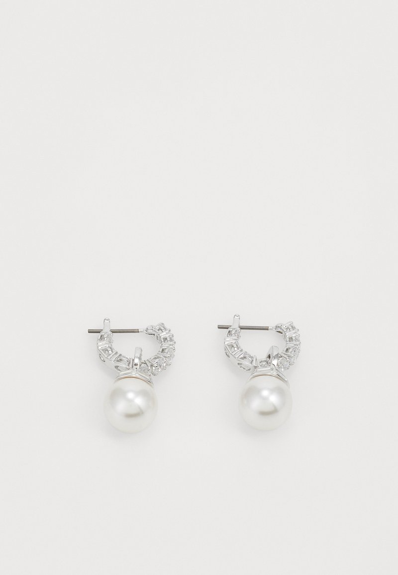 Pendientes de aro de plata con una gran perla central y acentos de cristal, que presentan una textura suave y un diseño circular.