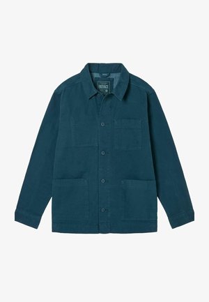 Blågrøn bomuldsjakke med krave, knappelukning foran og to frontlommer med lapper. Har lange ærmer og en ensartet tekstur. Mærkeetiket synlig.
