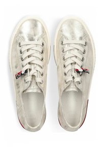 Srebrne metaliczne sneakersy z okrągłym czubkiem, białymi sznurowadłami i metką z logo. Czerwony akcent na pięcie oraz subtelna faktura na górnym materiale.