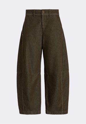Pantaloni cropped marrone scuro a gamba larga con bottone frontale e dettagli di cuciture visibili su sfondo semplice.