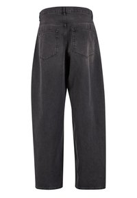 Pantalones de mezclilla negra con un corte holgado, que cuentan con dos bolsillos traseros y sutiles detalles de costura. Cintura de tiro medio con trabillas para cinturón.