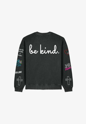 Fekete pulóver, hátulján "légy kedves" felirattal. A karokon színes grafikák találhatók, mint szívek, egy kereszt és egy kék lény. Puha tapintású.