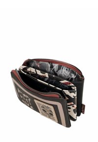 Cartera negra con un acabado texturizado, que cuenta con múltiples compartimentos, cierre de cremallera y un parche de logo decorativo en un color claro.