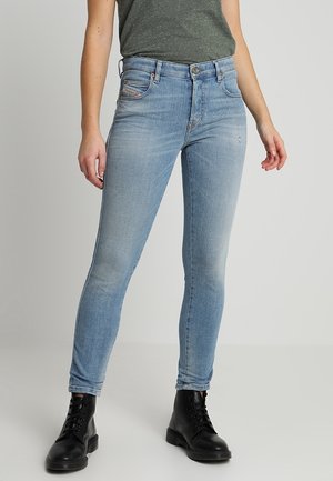 Jeans in denim azzurro slim-fit, con una finitura sbiadita, cinque tasche, cuciture a contrasto e chiusura con bottone. Realizzati in cotone.