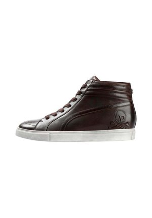 Zapatillas altas de cuero marrón con suela de goma blanca, paneles laterales texturizados y un emblema de calavera y huesos cruzados en el tobillo exterior.