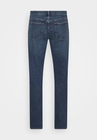 Vaqueros de mezclilla azul oscuro con diseño de pierna recta, que cuentan con dos bolsillos traseros y detalles mínimos de costura. Textura suave y corte clásico.