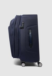 Marineblauer, hartschaliger Koffer mit strukturierter Oberfläche, zwei Reißverschlüssen, einem seitlichen Griff und vier drehbaren Rollen für einfache Mobilität. Ausgestattet mit einem Zahlenschloss.