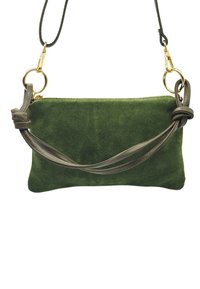 Pochette en suède verte avec une texture lisse, dotée d'une bandoulière tressée et de quincailleries en ton doré avec une chaîne à bandoulière détachable.