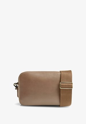 Brązowa skórzana torba na ramię w kształcie prostokąta, z kanwowym paskiem i złotymi detalami. Gładka textura z przeszytymi brzegami.