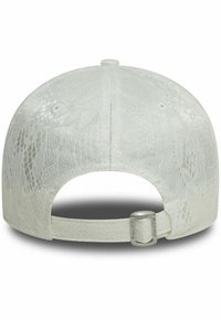 Weißer Hut mit Schlangenledermuster, flachem Schirm und verstellbarem Riemen hinten mit Metallbeschlägen. Strukturierte Oberfläche sichtbar.