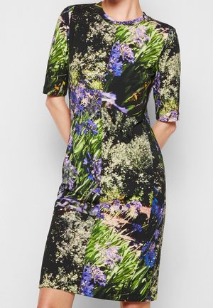 Sukienka z krótkim rękawem z kwiatowym wzorem w odcieniach purpury i zieleni na czarnym tle, o dopasowanym kroju i długości do kolan.