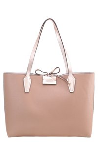 Sac fourre-tout en cuir beige avec des poignées allongées, un détail nœud, et une plaque logo argentée. Texture lisse, design structuré et forme rectangulaire.