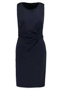 Granatowa sukienka bez rękawów z okrągłym dekoltem, z marszczonym detalem na talii i dopasowanym krojem. Gładka tekstura materiału.