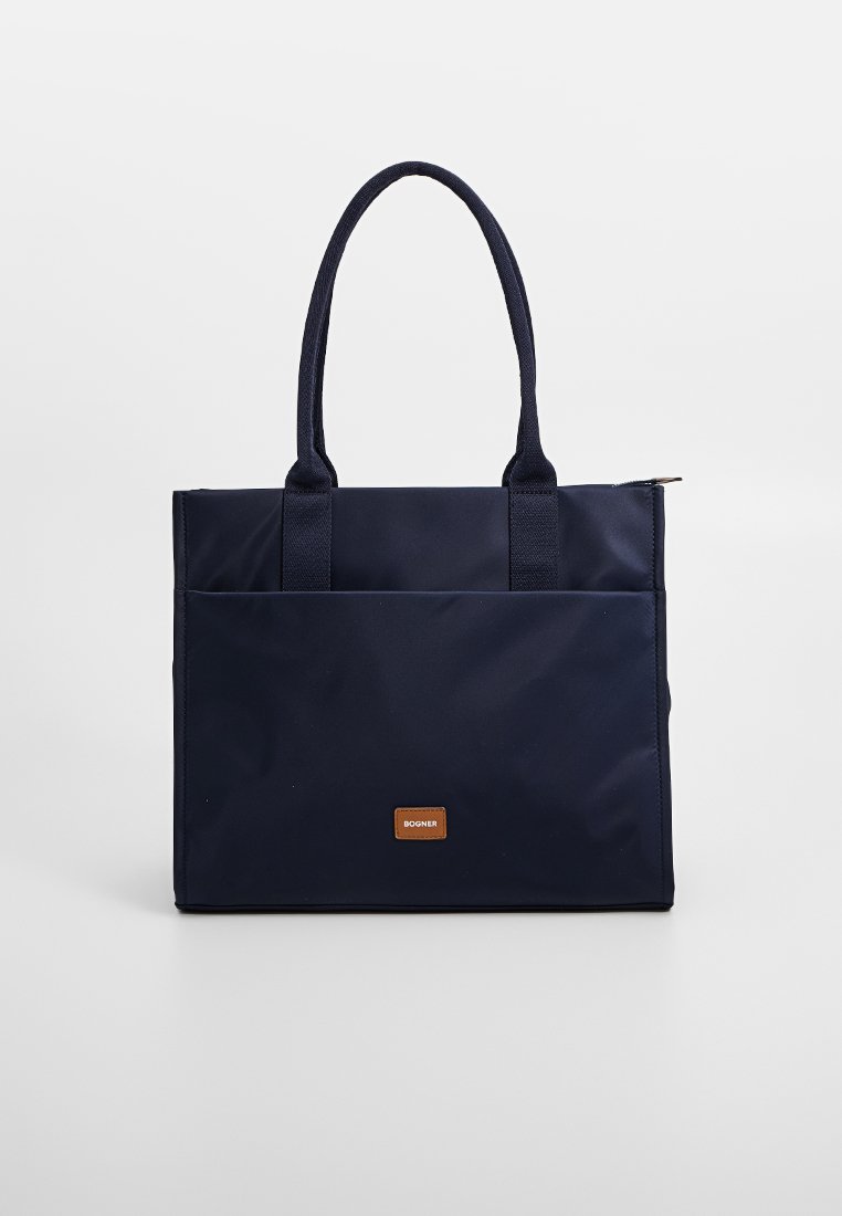 Navyblaue Tragetasche aus synthetischem Material, mit doppelten Griffen, einem Reißverschluss und einem vorderen Aufnäher mit dem Markennamen.