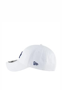 Weißer Hut mit gebogenem Schirm. Verfügt über ein blaues gesticktes Logo und Belüftungsösen auf der Krone. Hergestellt aus glattem Stoff mit strukturiertem Design.
