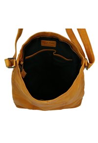 Borsa a tracolla in pelle ambra con chiusura a zip. L'interno presenta una fodera scura e più tasche per un'organizzazione ottimale. Base piatta per stabilità.