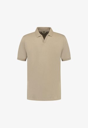 Bež majica polo s V-izrezom, kratkim rukavima i suptilnim logotipom na lijevoj strani prsiju. Glatka tkanina s klasičnim dizajnom i čistim linijama.