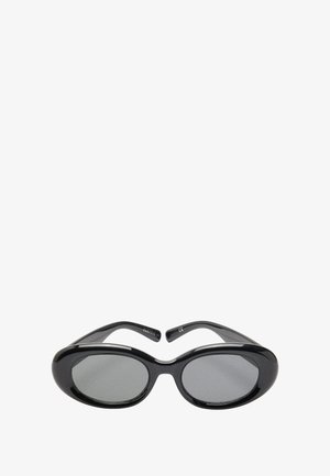 Czarne owalne okulary przeciwsłoneczne z ciemnoszarymi szkłami, błyszczącą plastikową oprawą, gładką teksturą i zakrzywionymi zausznikami. Minimalistyczny design bez widocznego logo.