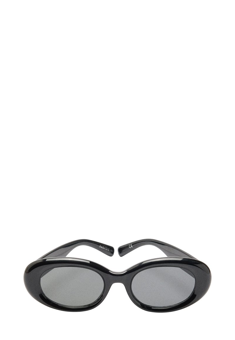 Czarne owalne okulary przeciwsłoneczne z ciemnoszarymi szkłami, błyszczącą plastikową oprawą, gładką teksturą i zakrzywionymi zausznikami. Minimalistyczny design bez widocznego logo.