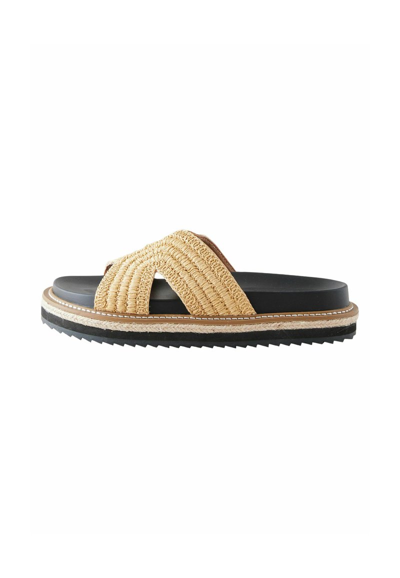 Flettet stråslide sandal med en tanrem, sort fodseng og lagdelt sål med en juteaccent og tekstureret greb.