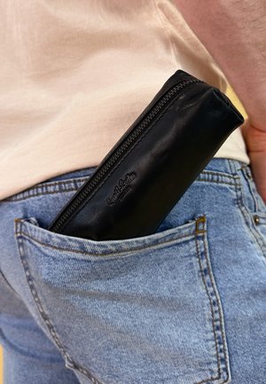 Gusti Leder, ADDISON - Pencil case - schwarz