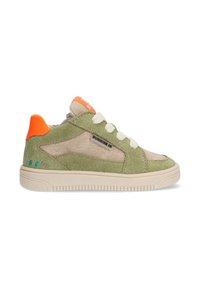 Groene suède sneakers met beige accenten, tan rubberen zool, oranje hielpatch en witte veters met een metalen logo-detail aan de zijkant.