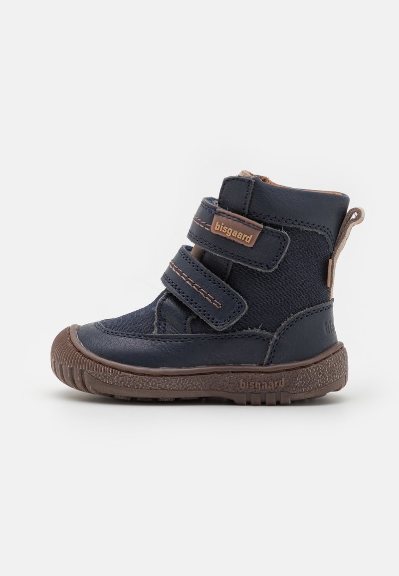 Navyblauwe kinderlaarzen met twee klittenbandsluitingen, gemaakt van leer en textiel, met een gestructureerde bruine rubberen zool en logo-detail.