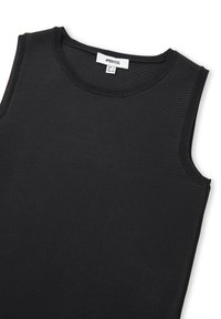 Top negro sin mangas fabricado en tejido acanalado, con un escote redondo y costuras en contraste. La etiqueta dice "IPEKYOL" junto con detalles del tamaño.