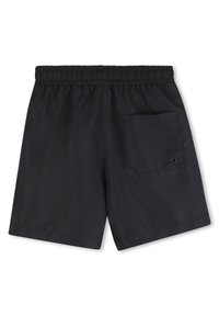 Μαύρα μαγιό σορτς με ελαστική μέση, διαθέτουν μία πίσω τσέπη με μεταλλικό τρουκ. Λεία υφή, μήκος πάνω από το γόνατο.