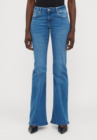 Silverfärgade flare-jeans i stretchdenim, med mid-rise midja, framfickor och en ljus tvätt, med snygg sömnad och kantade kanter.