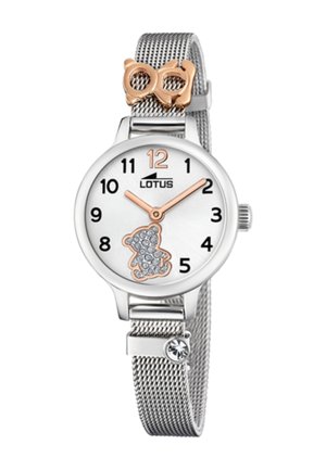 Montre argentée avec un cadran rond, arborant un design d'ours avec des strass, un bracelet en maille et des accents en or rose. Marqueurs horaires en noir gras.