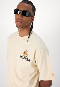 New Era CITY GRAPHIC TEE - Μπλουζάκι με στάμπα - beige