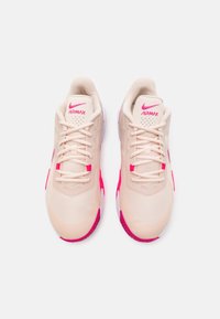 Schoenen met een licht perzikkleurig gaas bovenwerk, roze accenten, textuurdesign en veters. Voorzien van een witte en roze rubberen zool met logo-details.