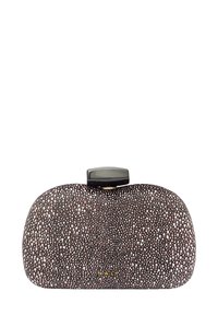 Borsa a pochette nera con texture e motivo a macchie rosa e bianche, forma arrotondata e un fermaglio in metallo nero a contrasto nella parte superiore.