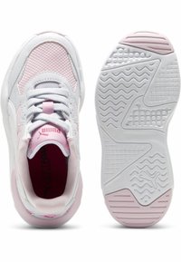 Sneakers Puma z siateczkową i syntetyczną cholewką w kolorze białym i jasnoróżowym. Posiadają teksturowaną białą podeszwę oraz centralny system sznurowania.