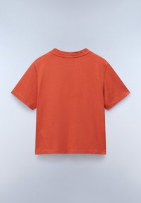 Kurzarm-T-Shirt mit Rundhalsausschnitt aus einfarbigem rostorangefarbenem Baumwollstoff. Verfügt über eine glatte Textur und einen geraden Saum mit genähten Kanten.