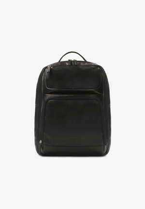 Zaino in pelle nera con un design elegante, dotato di una tasca frontale con zip, manico superiore e spallacci regolabili. Texture morbida e accenti minimi.