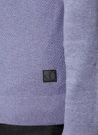 Paarse gemerceriseerde trui met een geribde zoom en boorden, met een vierkant zwart label waarop "s.O." staat, aan de onderste linkerkant.