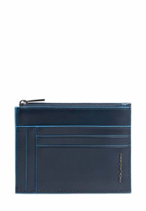 Marine leren kaarthouder met blauwe stiksels, inclusief meerdere sleuven voor kaarten en een ritsvak bovenop. Piquadro-logo aan de zijkant.