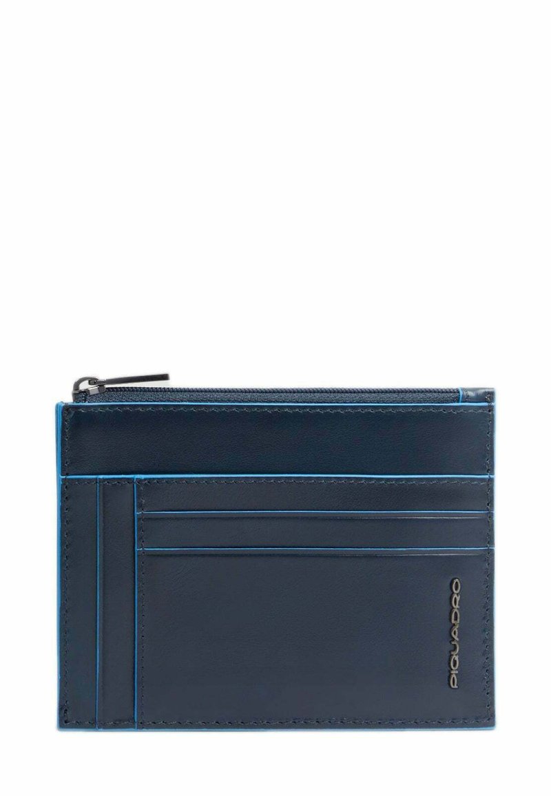 Portafoglio in pelle blu navy con cuciture blu, dotato di più scomparti per carte e di un taschino con zip nella parte superiore. Logo Piquadro sul lato.