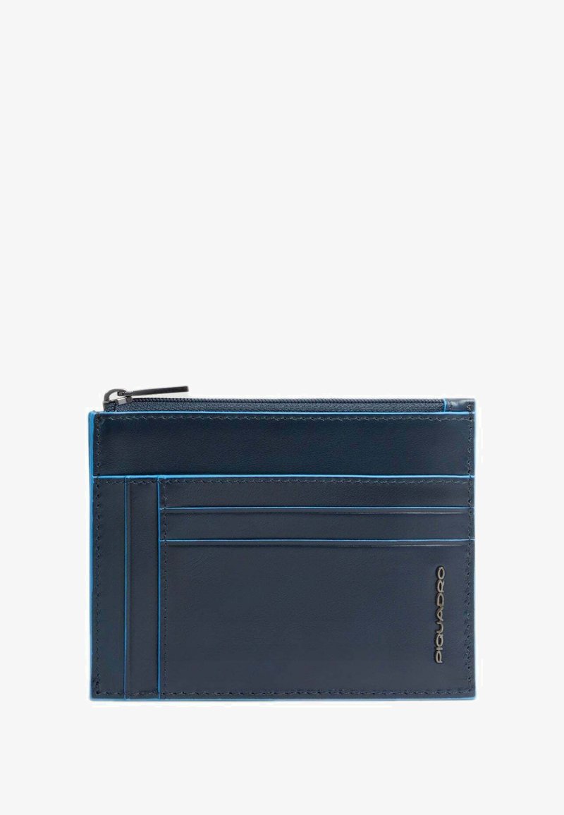 Portafoglio in pelle blu navy con cuciture blu, dotato di più scomparti per carte e di un taschino con zip nella parte superiore. Logo Piquadro sul lato.