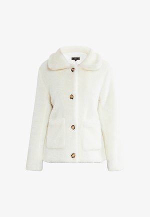 Veste en fausse fourrure blanche avec un col, quatre boutons marron et deux poches avant. Texture douce et design court.