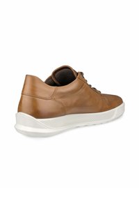 Brązowe skórzane sneakersy o gładkim wykończeniu, z płaską białą podeszwą i teksturowanymi akcentami na pięcie i boku. Sznurowany fason z ciemnymi sznurowadłami.