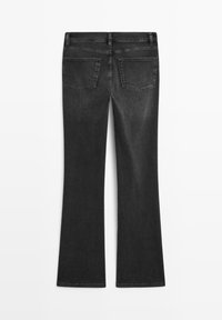Jean noir évasé avec une texture lisse, comportant deux poches arrière et des coutures contrastantes. Taille mi-haute.