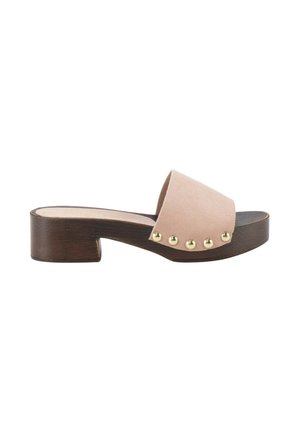 Sandalia de pala abierta con tacón bajo de madera y una amplia tira de ante beige con cinco tachuelas doradas en el lateral exterior.